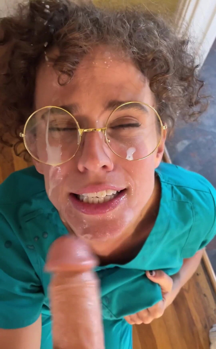 VibeWithMommy: Geile verpleegster neemt een enorme lading in het gezicht!