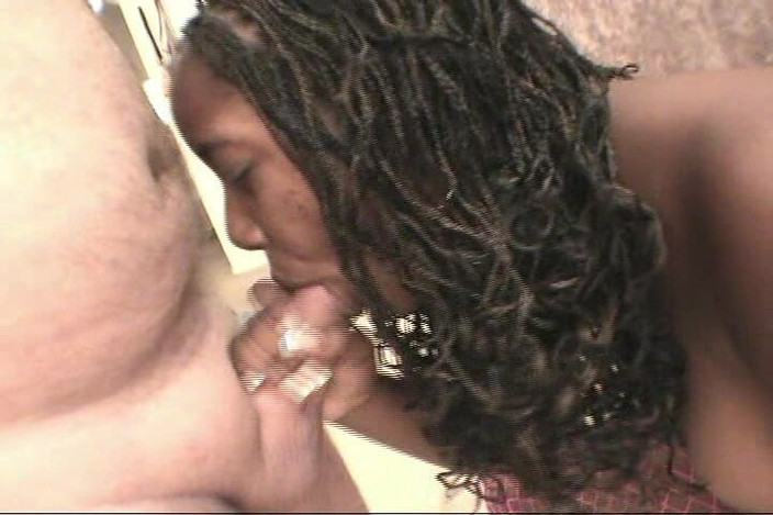 Anna's girls: 素敵な黒の女の子は彼女の口の中で白いディックを持っています