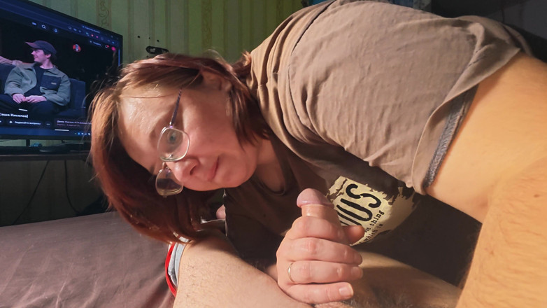 SchoolPrincess: Close-up 4k amateur-vriendin pijpbeurt weelderige brunette met bril zuigt en streelt...