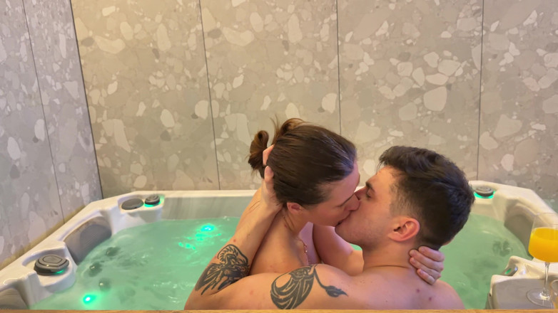 Mintaxxx69: Wife Getting Hot in Jacuzzi with Another Guy, Deep Throat,...