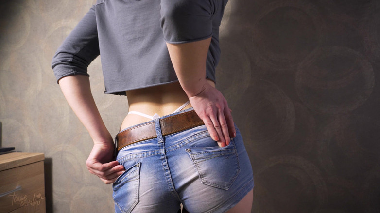 Teasecombo 4K: Sexy milf em shorts jeans apertados mostrando rabo de rabuda...