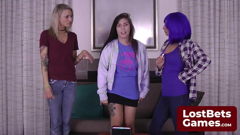 Lost Bets Games: Blauhaarige carmen und freunde spielen strip-Freeze