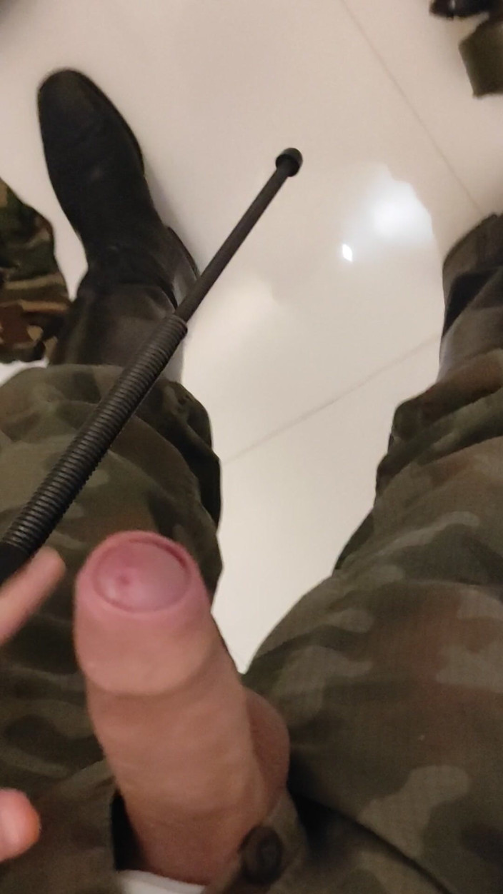 Gayfucker25: Un soldat se branle dans les bottes d’officier militaire