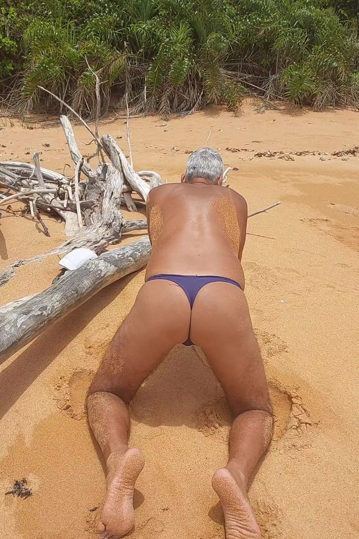 Ladysilvas: Ladysilva i bikini på stranden mycket sexig hennes heta röv