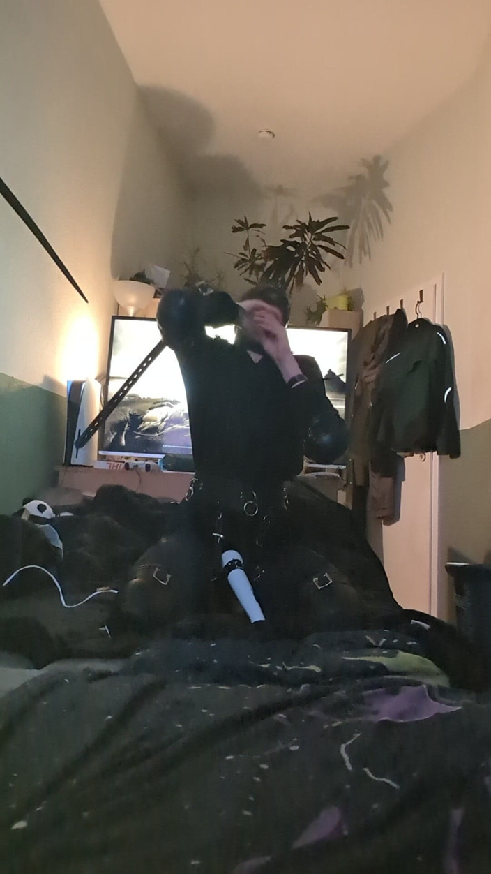 AJ_the_catgirl: Petsuit Wiht Hood Weile Vibed Selfbondage
