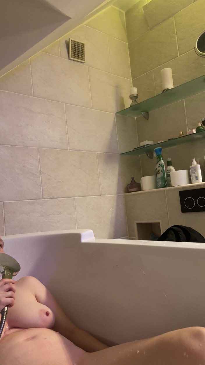 SweetLucy96: Das Warme Wasser Lässt Meine Nippel Hart Werden