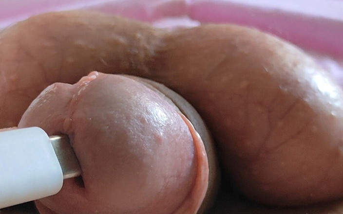 Straight Daddy Club: Små elektriska stötar till Penis med USB-kabeln för stimulering.