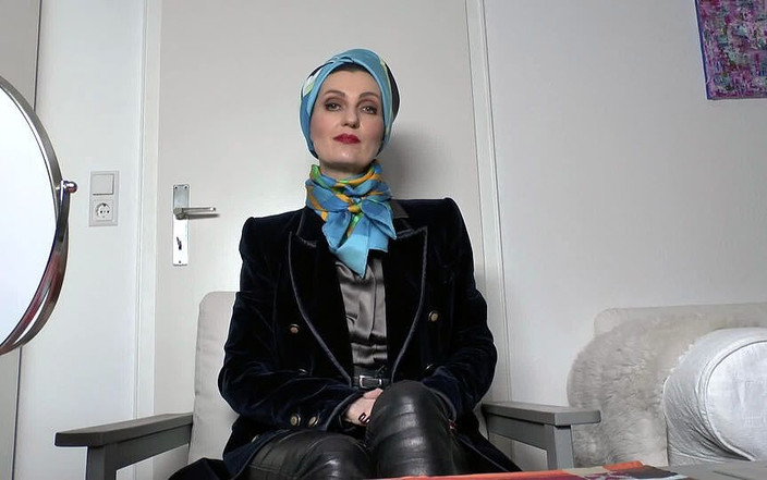 Lady Victoria Valente: 2 chiếc khăn lụa màu xanh tạo kiểu