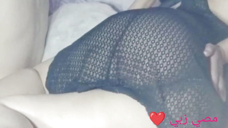 Saraarabsexy: Une Arabe mariée à gros cul suce