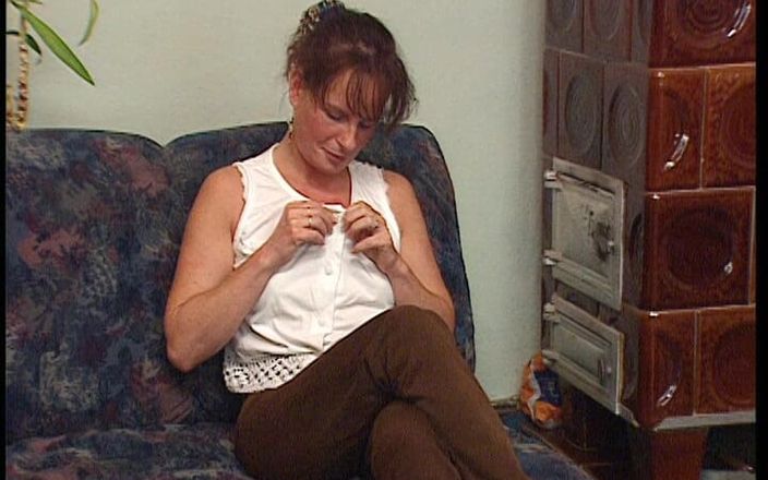YOUR FIRST PORN: Tina Erzaehlt Und Zieht Sich Aus - Softclip Tina mluví a...