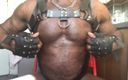 Black mature kinky muscle: Harnais de cuir musclé noir mature en latex, célibataire, jeu...