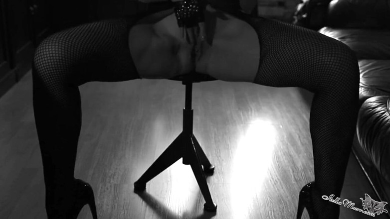 StellaMurr: Ragazza in collant sexy si masturba con un cazzo di...