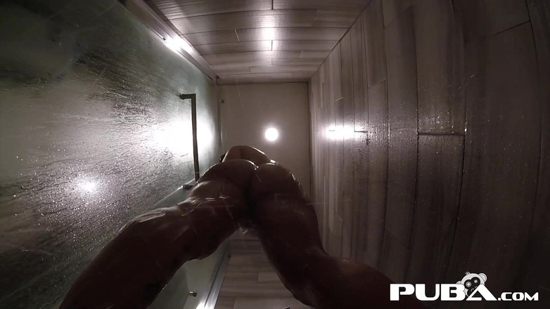 PUBA Solo: 华丽的大奶子jezebelle bond喜欢洗澡