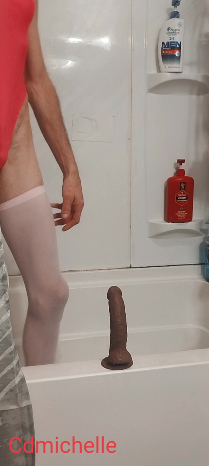 Feeling sexy today crosdressing: Cdmichelle ubrana w seksowny pomarańczowy strój kąpielowy bawi się pod...