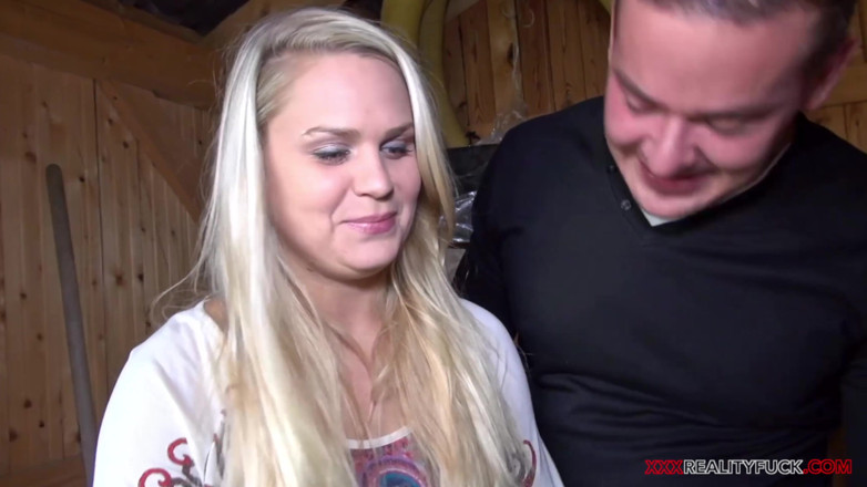 Czech Pornzone: Une blonde sexy baise avec deux inconnus dans la maison-jardin