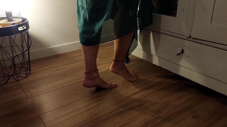 Selena701: Soție blondă matură se bucură de sex în pat