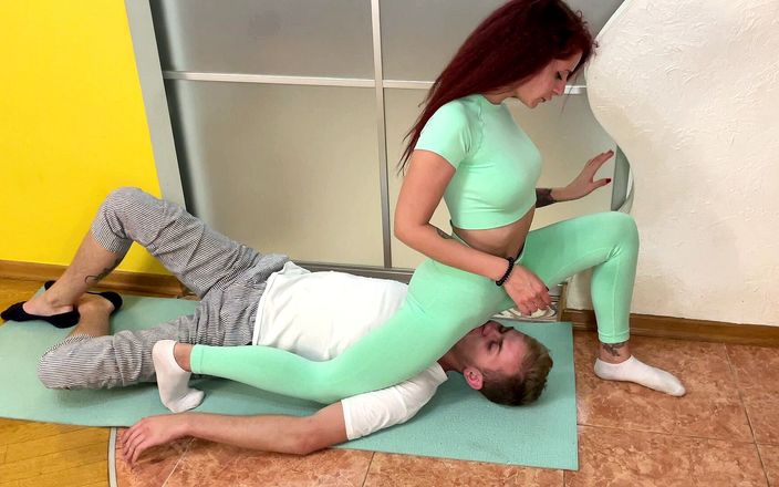 Petite Princesses Femdom: Fitness yaparken amına tapma kadın egemenliği