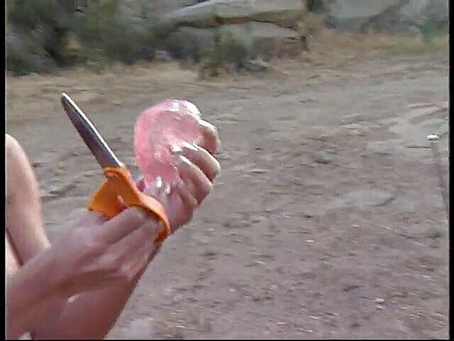 A Lesbian World: Dua pacar manis bercurang di kerudung cabriolet hitam