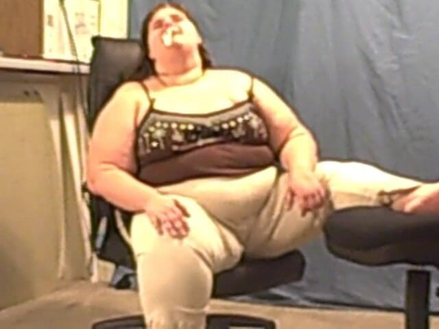 BBW nurse Vicki adventures with friends: Ssbbw Angie chewing and blowing gum for you