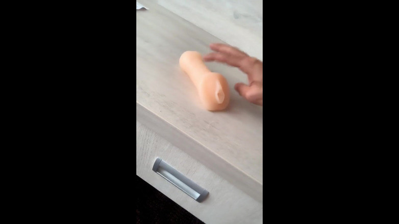 Idmir Sugary: Un twink lèche le sperme d'une fausse chatte