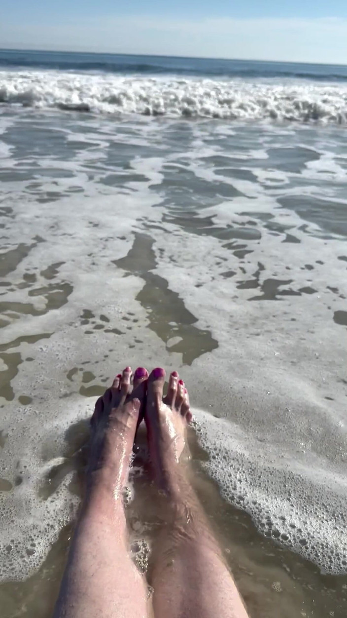 Peppermint Giantess: Waves Crashing on Size 16 Feet &amp; Legs