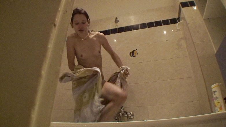 Slutty Teenies: Sexy brünettes teen duscht