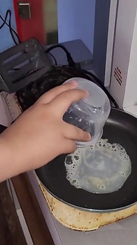 Il mio schiavo del sesso mangia il mio sperma fritto con burro