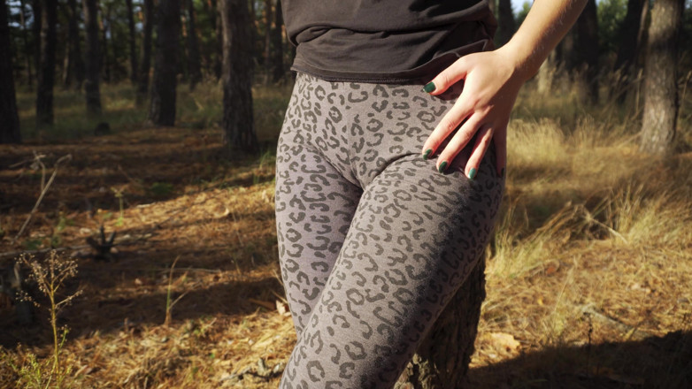 Teasecombo 4K: Girl Teases Her Big Cameltoe in Leopard Leggings Outdoors