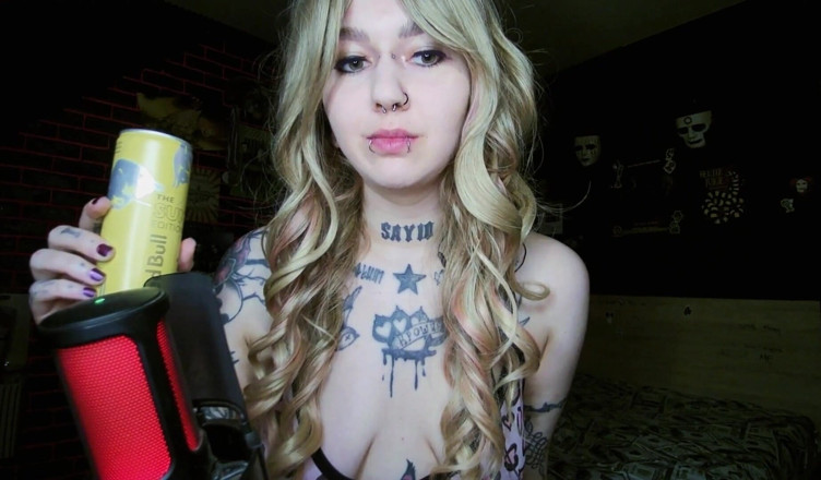 MessalinaHorror: Sexig alternativ blondin burping