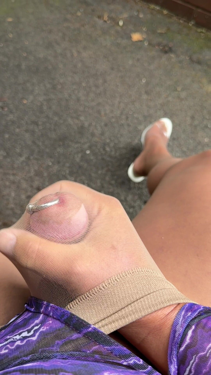 Kellycd2022: Kellycd2022, travesti sexy dans un body violet en collants et...