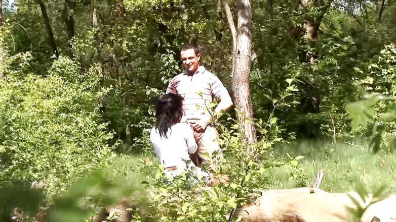 Porno kino: 微胖德国女郎在户外被填满嘴巴