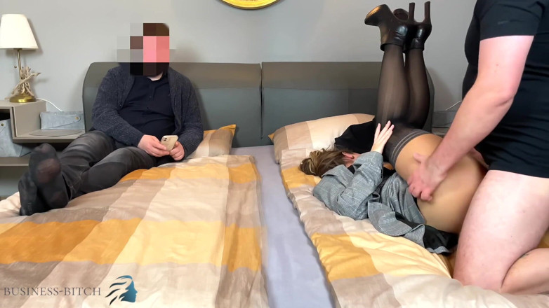 Business Bitch: Dreier-sex-treffen - praktikantin fickt chefin