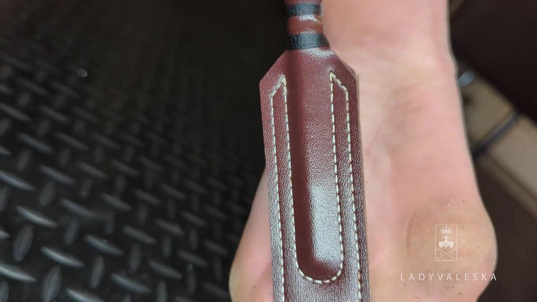 Lady Valeska: 成为我肮脏的脚奴隶 第一人称视角