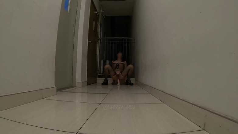 Caged sissy: Caged Asian Sissy Public Anal Play na schodach