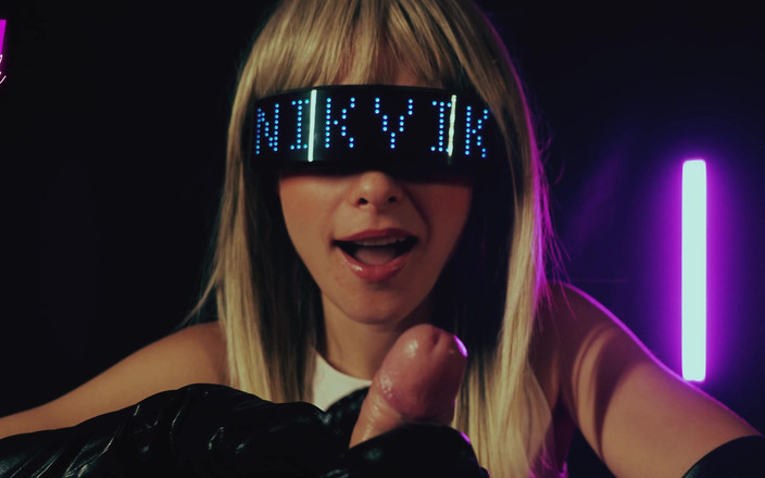 NikAndVik: Blonda sexy în mănuși din piele lungă te va face să...