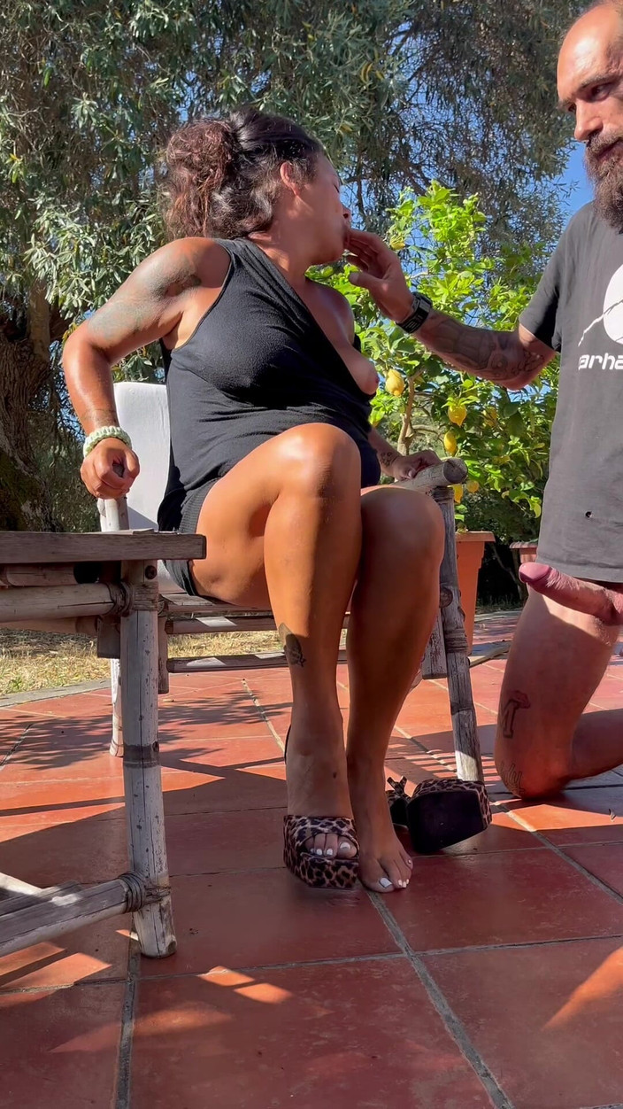 Snappy_couple: FootJob dengan kasut tumit tinggi