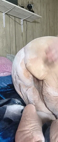 Mereka mengatakan roll seorang gadis gemuk di bunga untuk menemukan tempat basah bagaimana dengan bubuk?