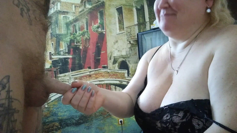 Zona901: Mother-in-law sucks cock in the kitchen