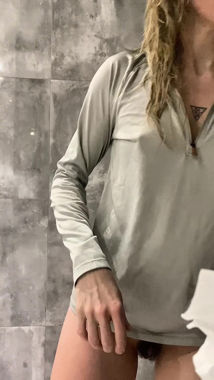 SalomeMassimo: प्रशिक्षण के बाद जिम में लॉकर रूम में पोज देना। सेक्सी धीमी गति से सूखने वाले बाल