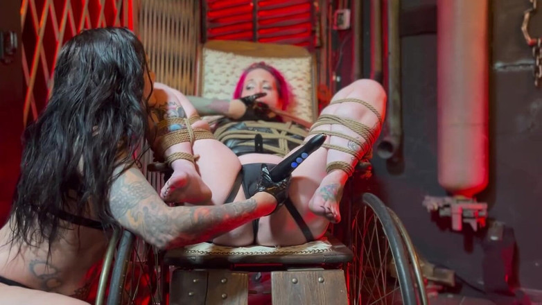 Lady Lazarus: Tali diikat dengan vibrator ke kursi oleh dewi dita