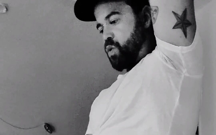 BonersDude: Big Muscular Gay Enjoys Solo Masturbation