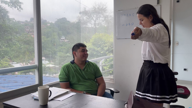 Pronoia Mey: Mă culc tare cu profesoara de engleză în timpul orei