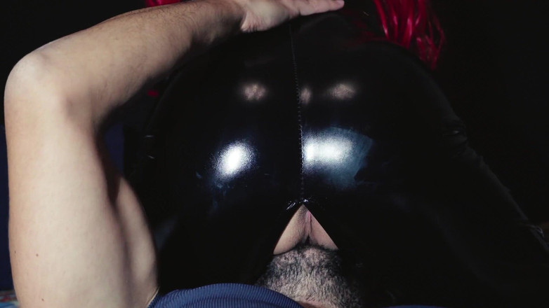 Jay_kate: Zrzavka dívka v latexu olízaná k orgasmu - video