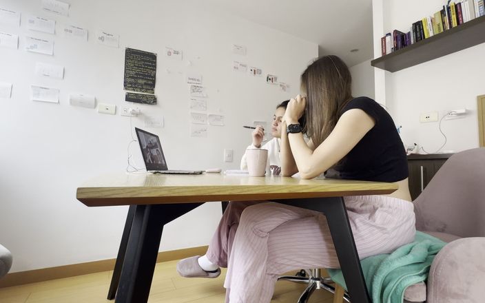 scarlettandc: Twee meisjes raken elkaar aan tijdens een videogesprek zonder dat...