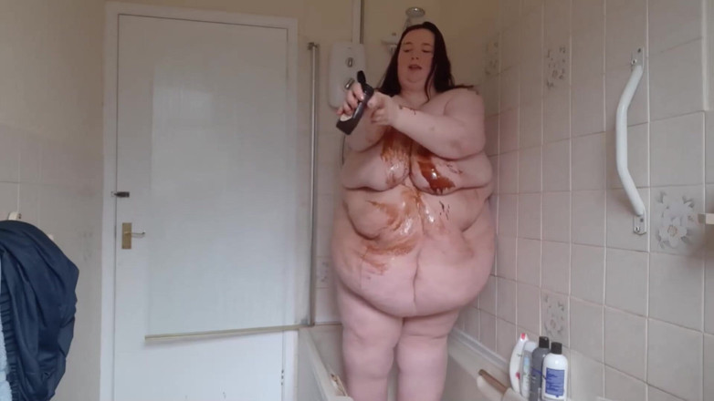 SSBBWLadyBrads: SSBBW covers body in chocolate sauce