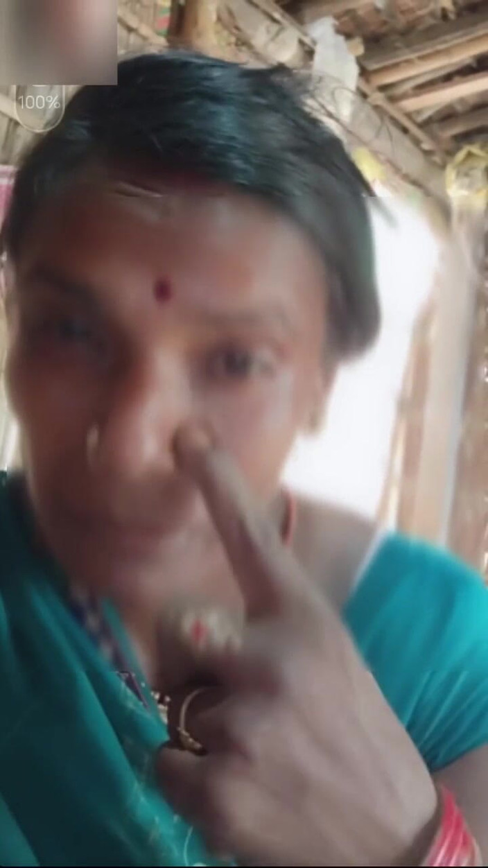 Xxxirc: 性感阿姨展示一个大黑胸部