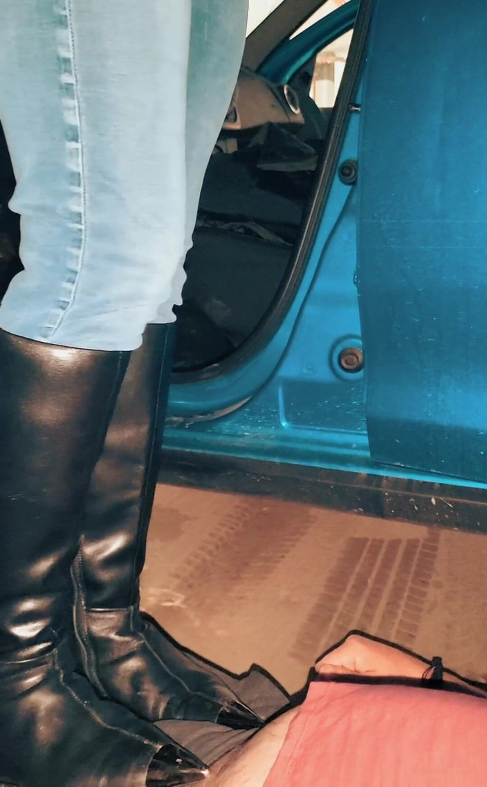 Mistressyammyboots: Liếm đôi ủng đó từ mặt đất