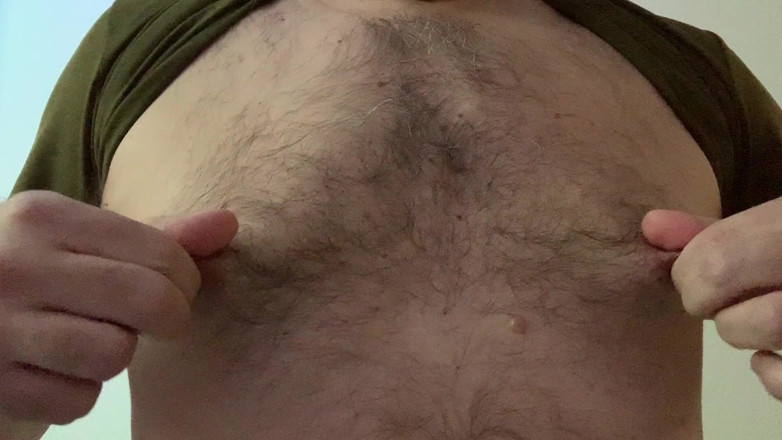 GayBear: Travail des seins / un homme jouant avec ses tétons