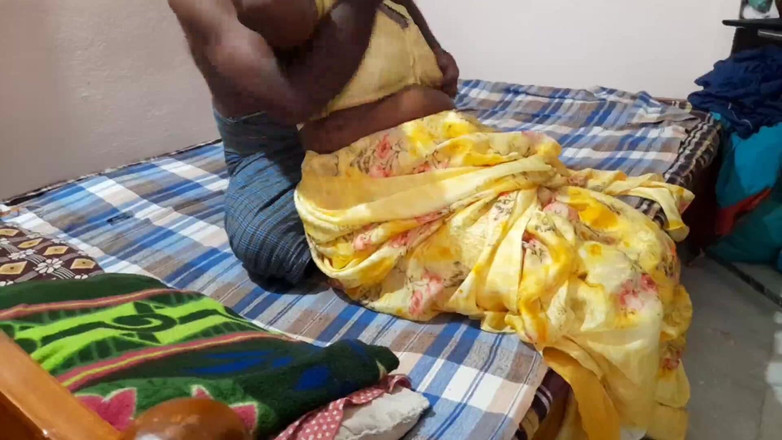 Desi palace: Indická bhabhi poprvé kouří a jezdí na horkém ptákovi