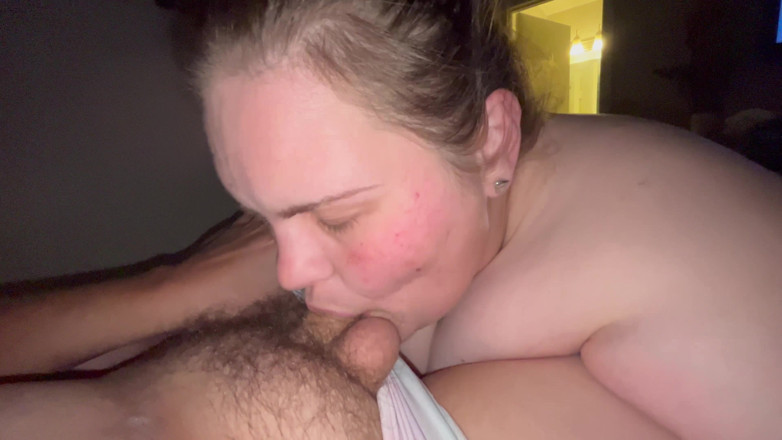 Fat Goddes: Une petite vierge au clito obtient son premier orgasme intense...